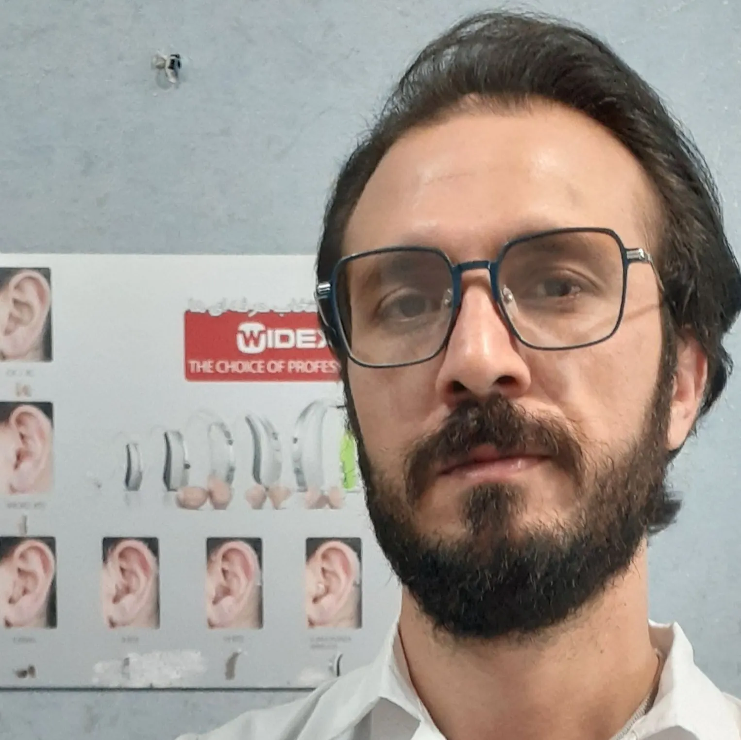 یاسر اکبری
