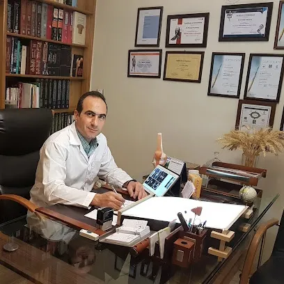 دکتر فرزاد پژنگ
