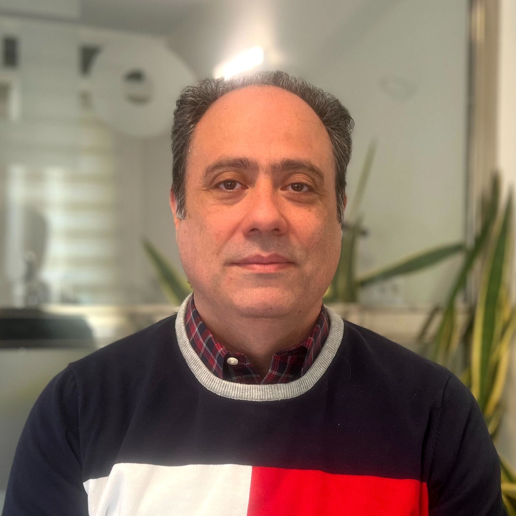 دکتر کامیار مقسم