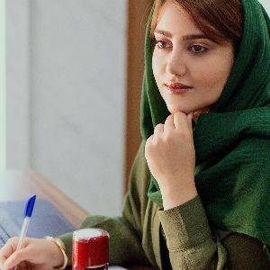 صدف عزتی