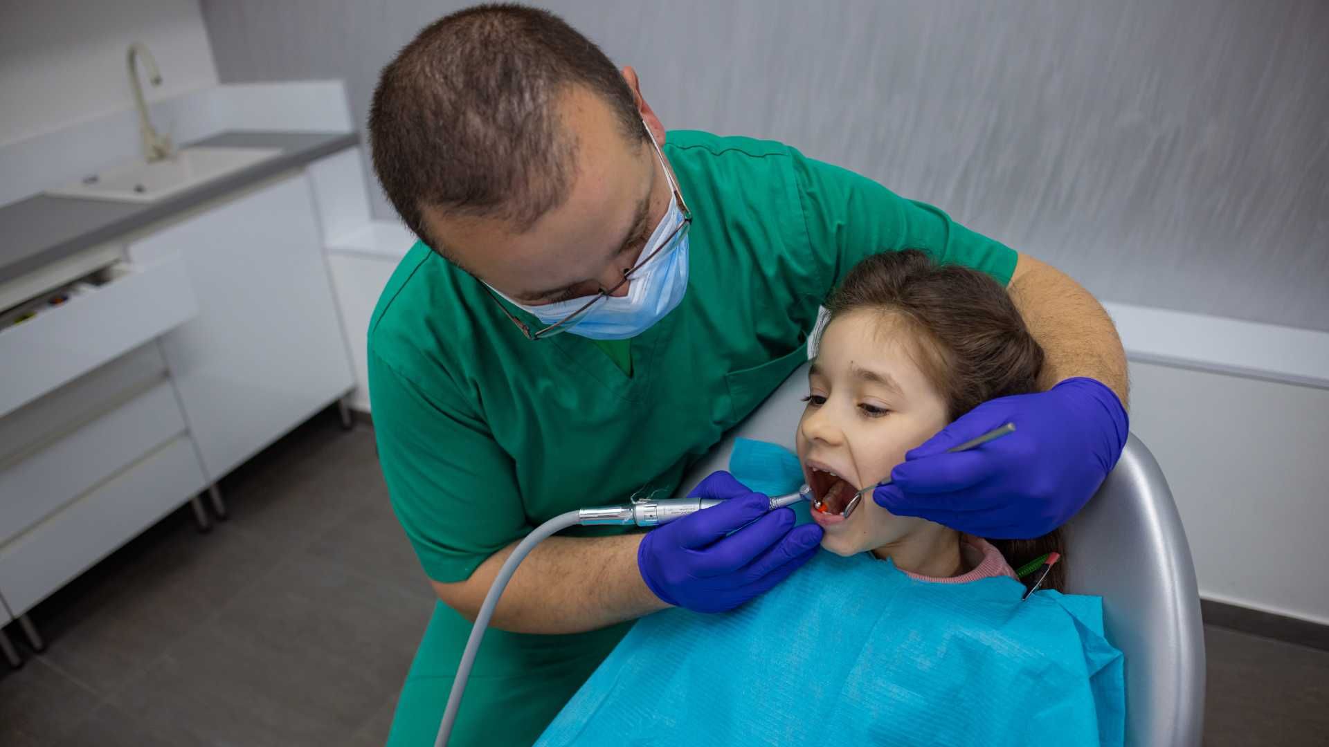 فیشور سیلانت (شیار پوشی) کودکان با مواد فلو سرامیک هر دندان