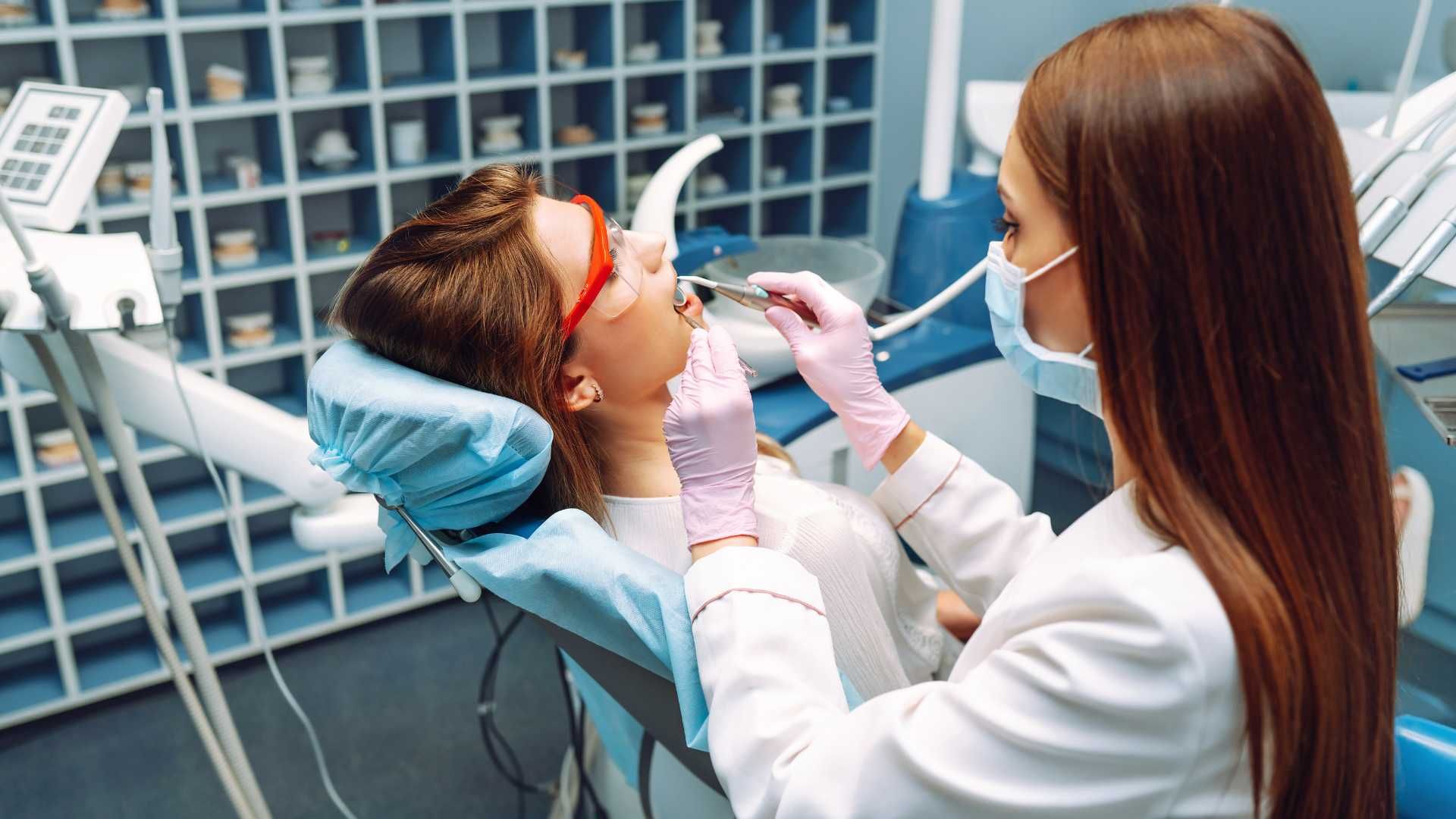 پرکردن دندان یک سطحی با کامپوزیت ژاپنی دکتر مریم احدی در شیراز 1