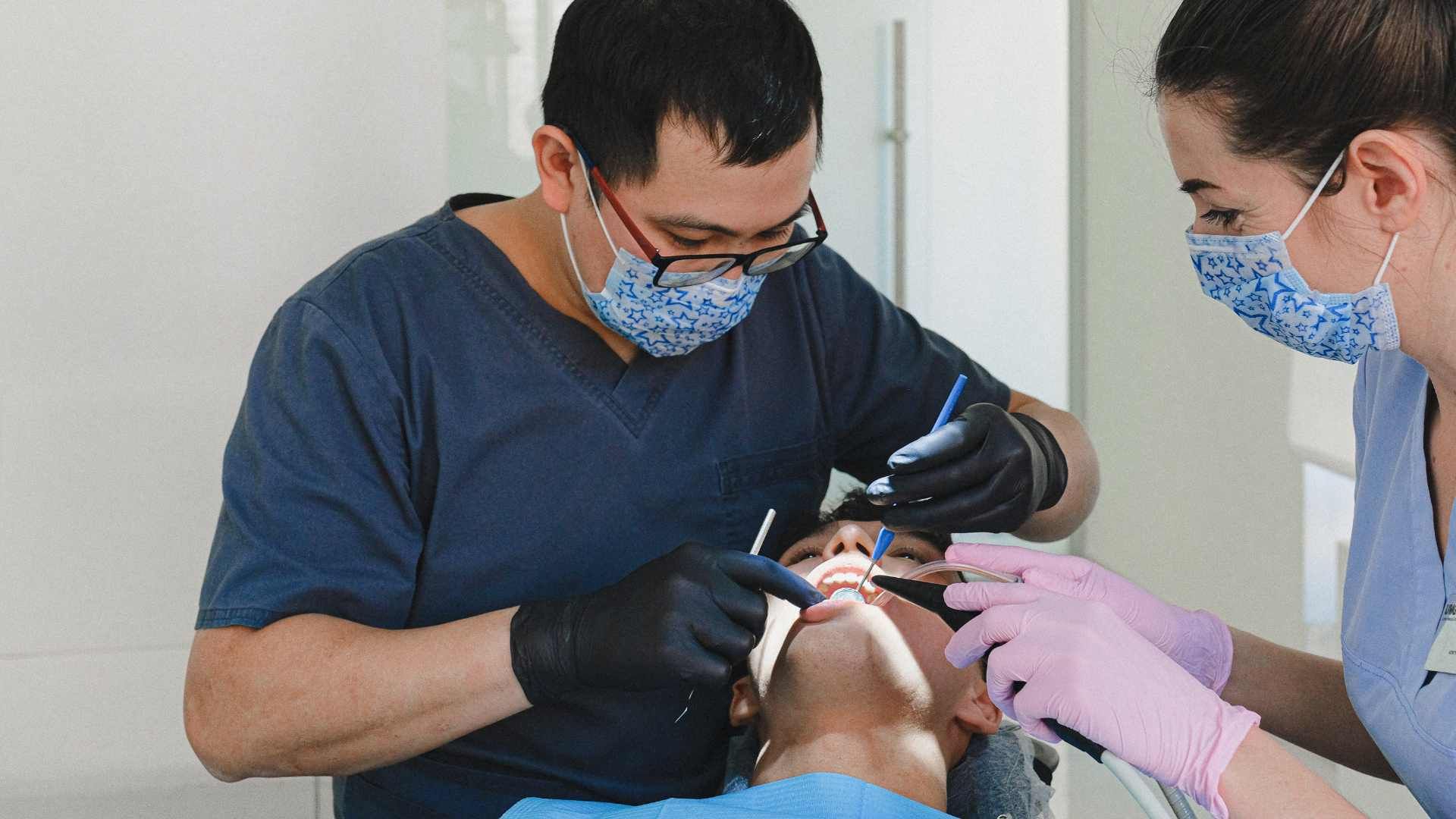 پر کردن دندان یک سطحی با آمالگام دکتر سهیلا طائی در تهران 1