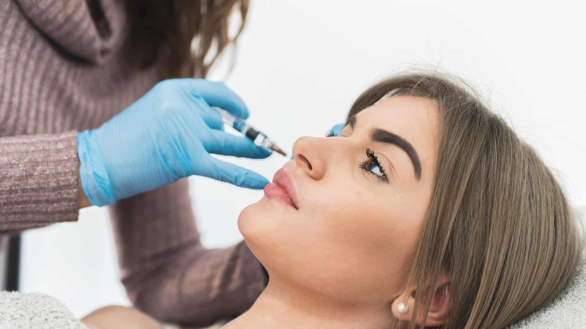 جوانسازی و کاهش لک صورت (روشن کننده) به روش تزریق مزوتراپی با برند رویتاکر (هر جلسه) دکتر آناهیتا هاشمی در کرج 1