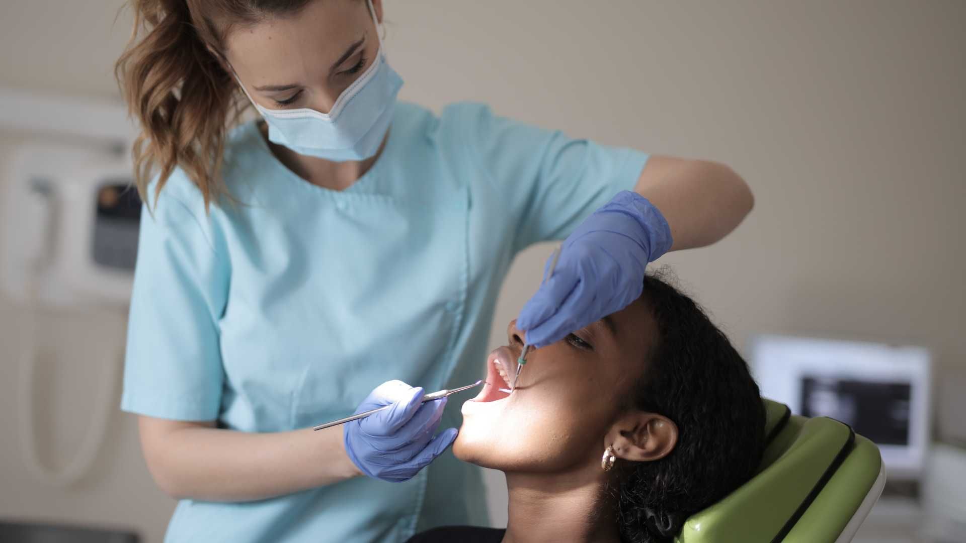پرکردن دندان یک سطحی با آمالگام ایرانی دکتر ثنا نوری وند در تبریز 1