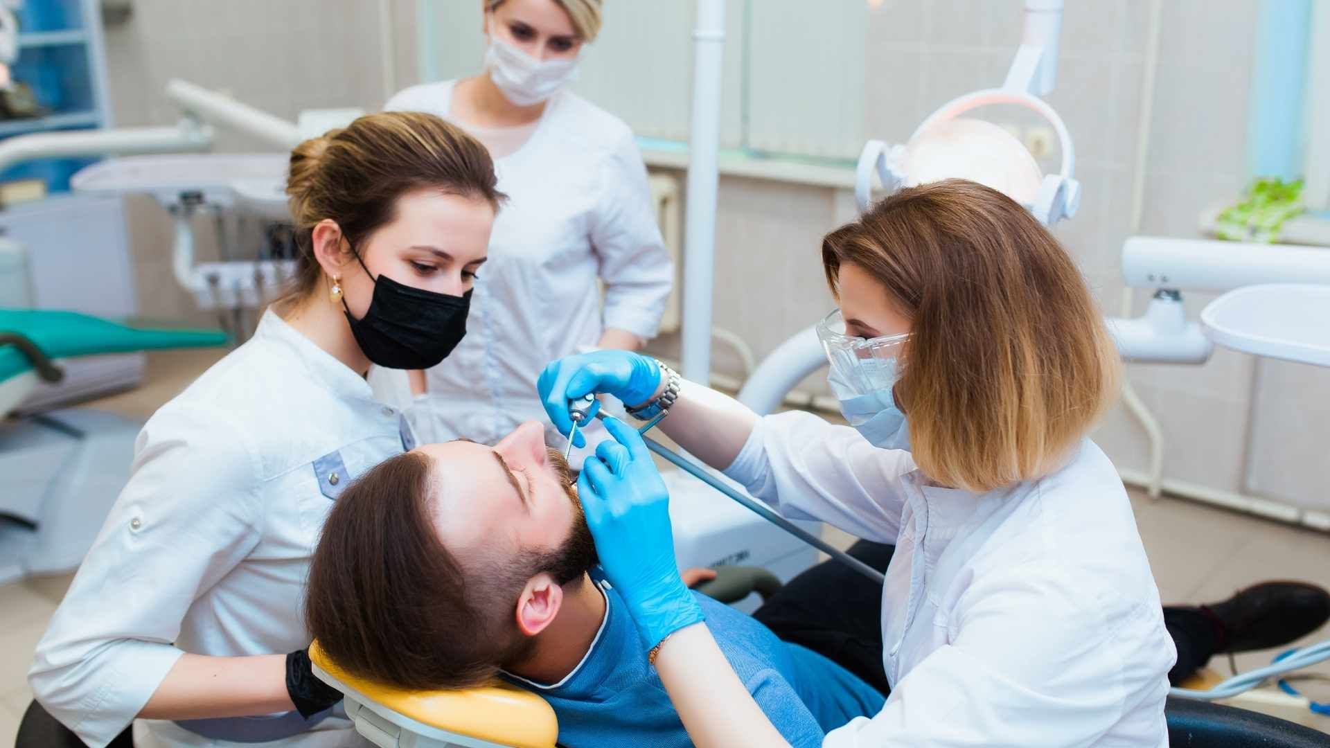 پرکردن دندان یک سطحی با کامپوزیت آمریکایی دکتر کاملیا علیجانی در تهران 1