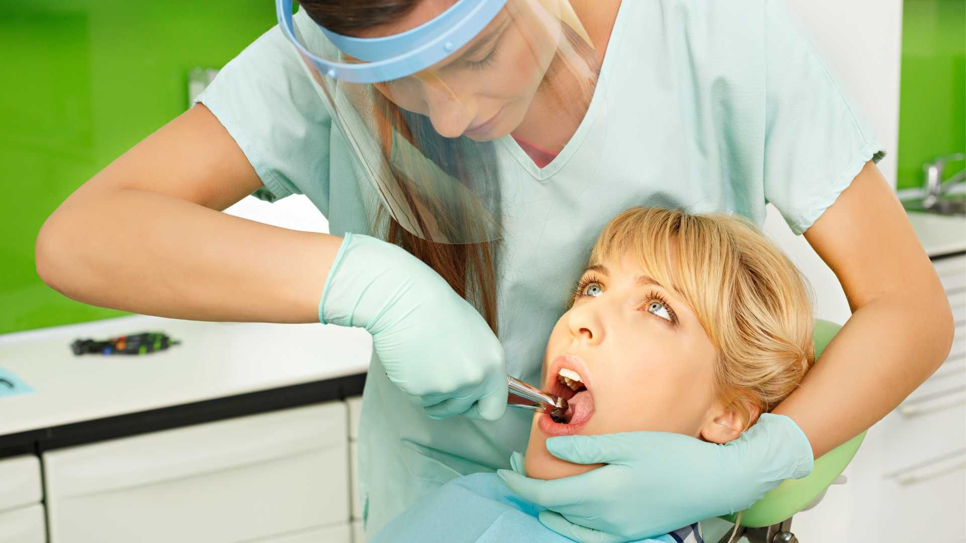 کشیدن دندان جلویی (بدون جراحی) دکتر نگار عطاءالهی در شیراز 1