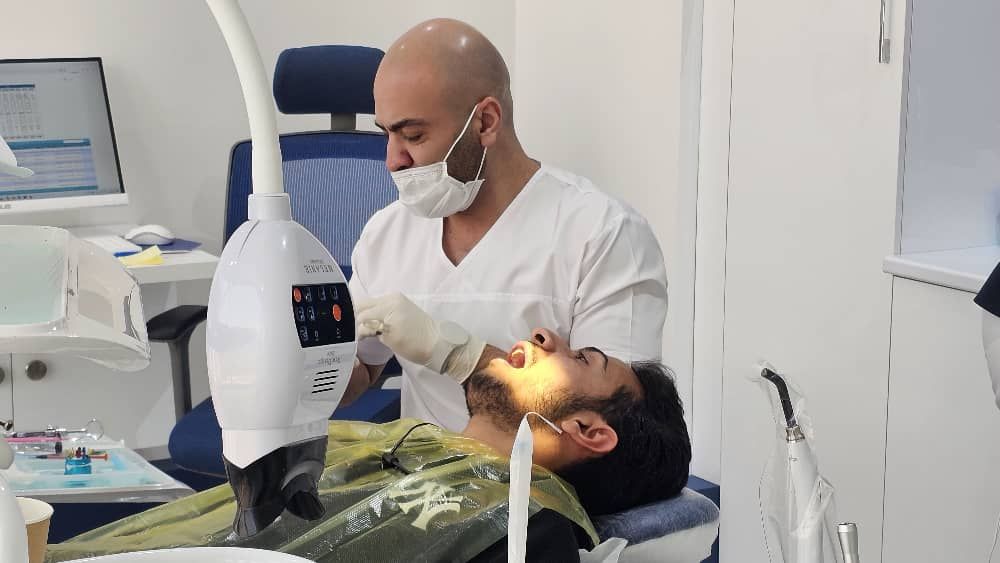 جرم گیری دو فک با بروساژ دکتر های مکس دنتال در تهران 3