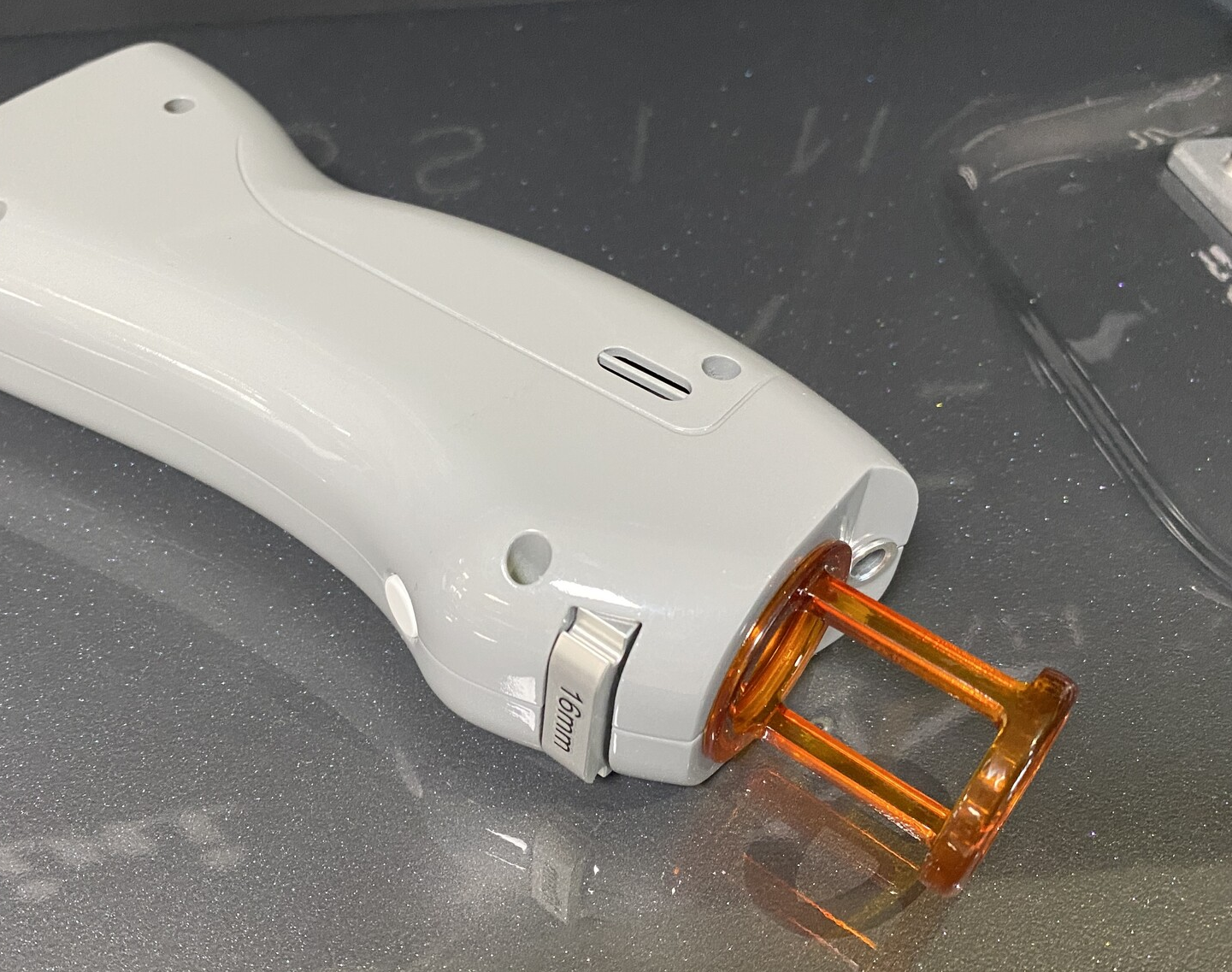 پاک کردن تتو و کک و مک با استفاده از دستگاه لیزر کیو سوئیچ (هر جلسه)