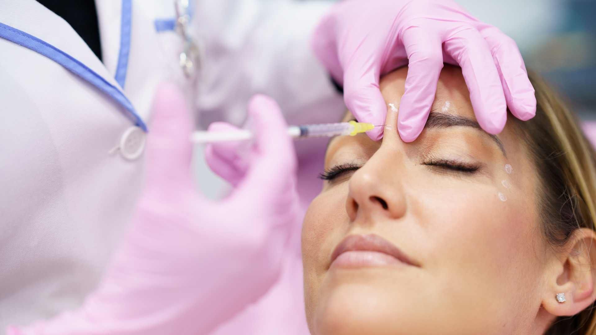 تزریق بوتاکس پنجه کلاغی (دور چشم)