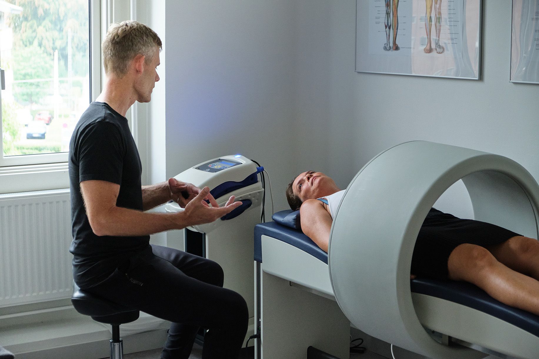 کاهش درد مفاصل و تسریع بهبود شکستگی با مگنت‌تراپی (هرجلسه)