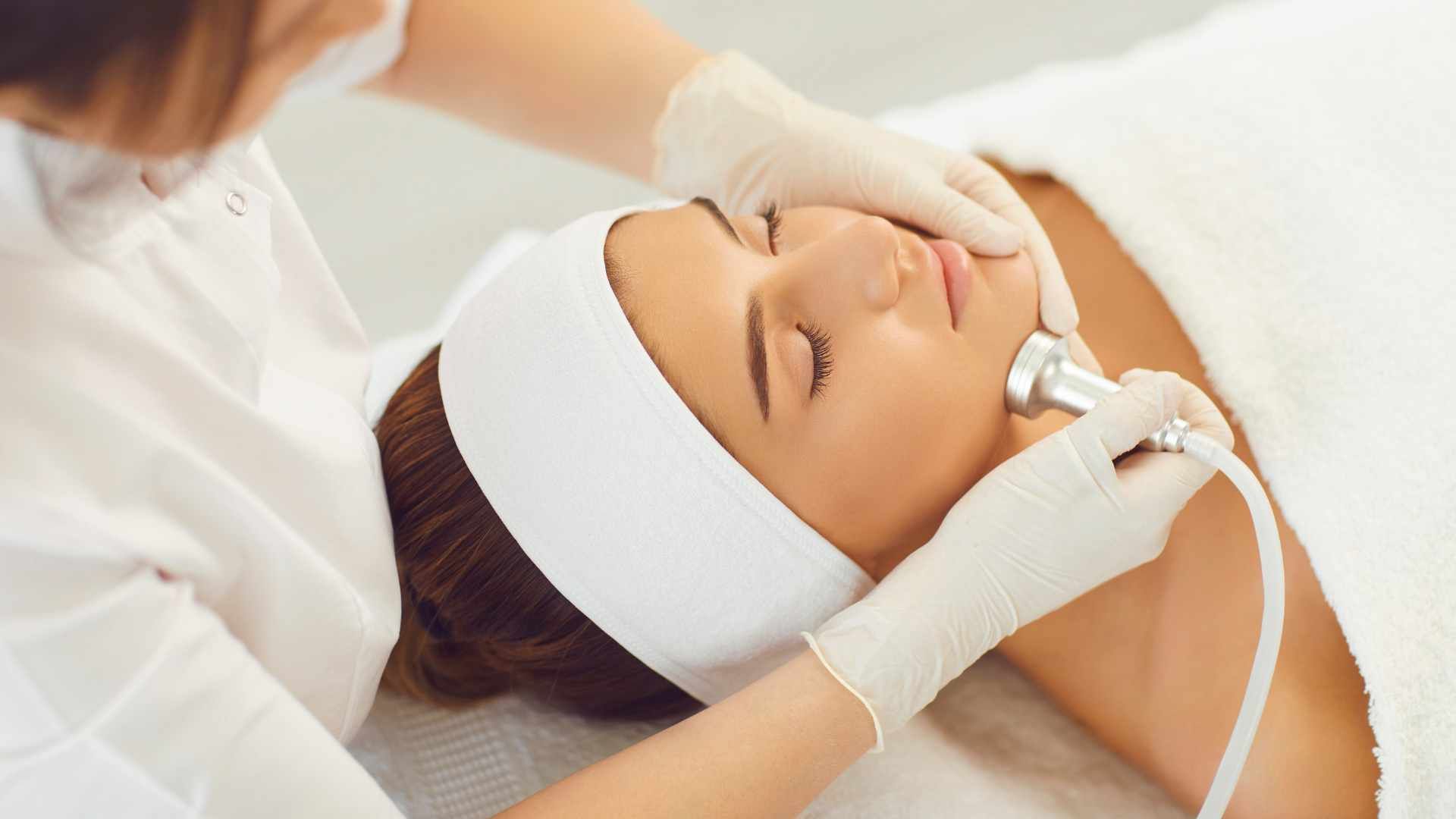 رفع جای زخم و اسکار آکنه با لیزر CO2 (هر سانتی متر)