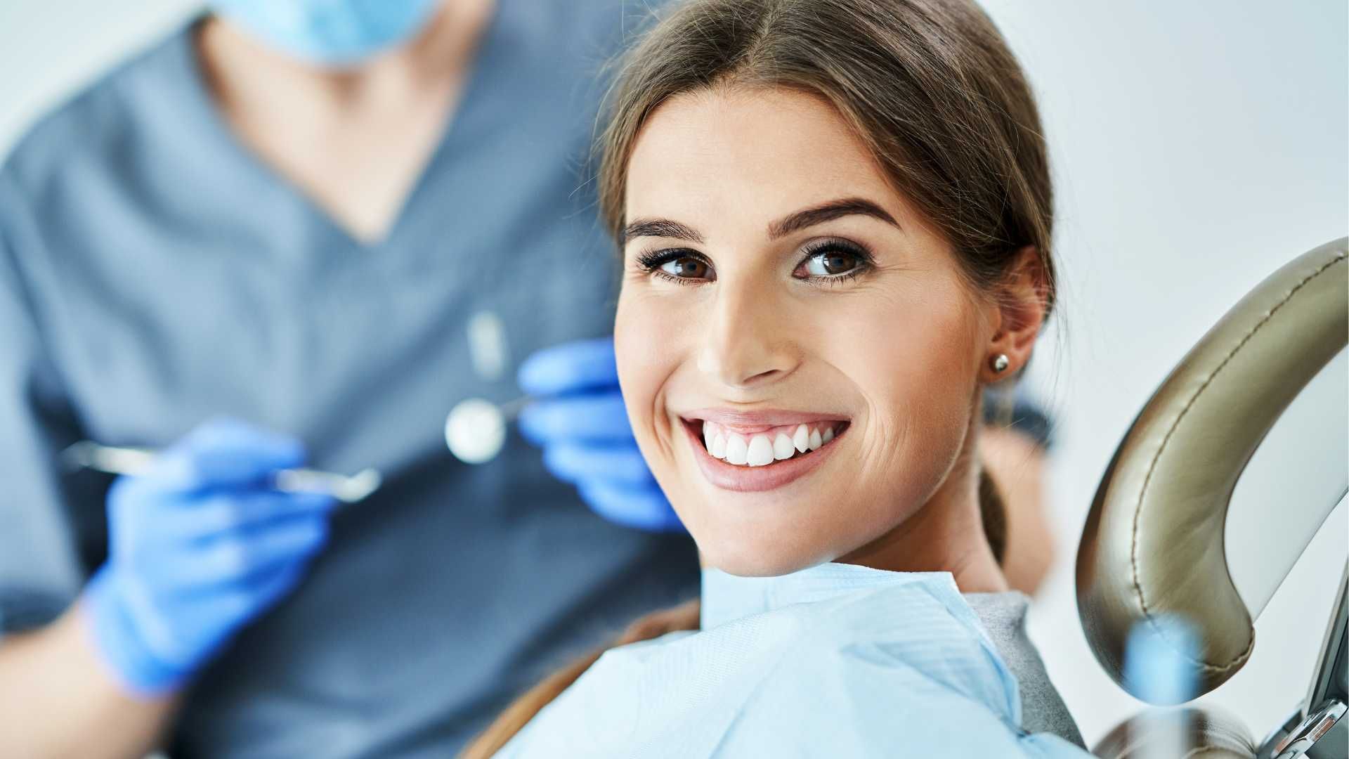 جرم گیری کامل دندان‌های دو فک با بروساژ🦷