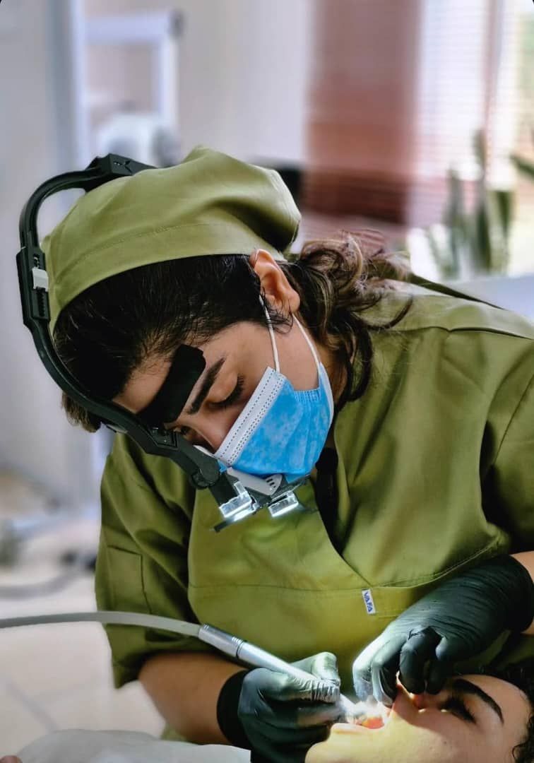 جرم گیری کامل دندان‌های دو فک با بروساژ🦷