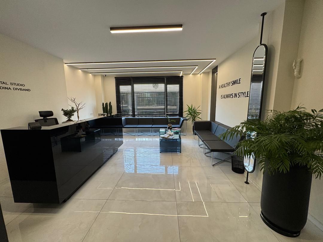 جرم گیری کامل دندان‌های دو فک با بروساژ