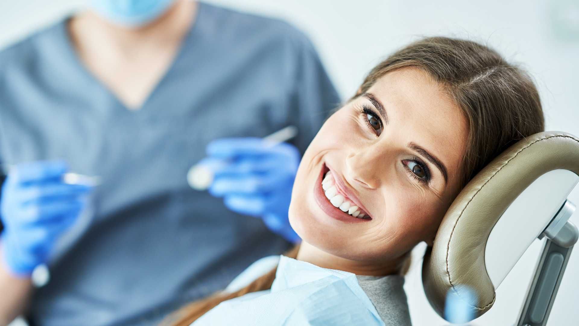 جرم گیری کامل دندان‌های دو فک با بروساژ