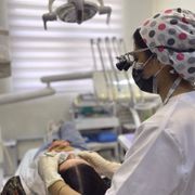 جرم گیری کامل دندان‌های دو فک با بروساژ