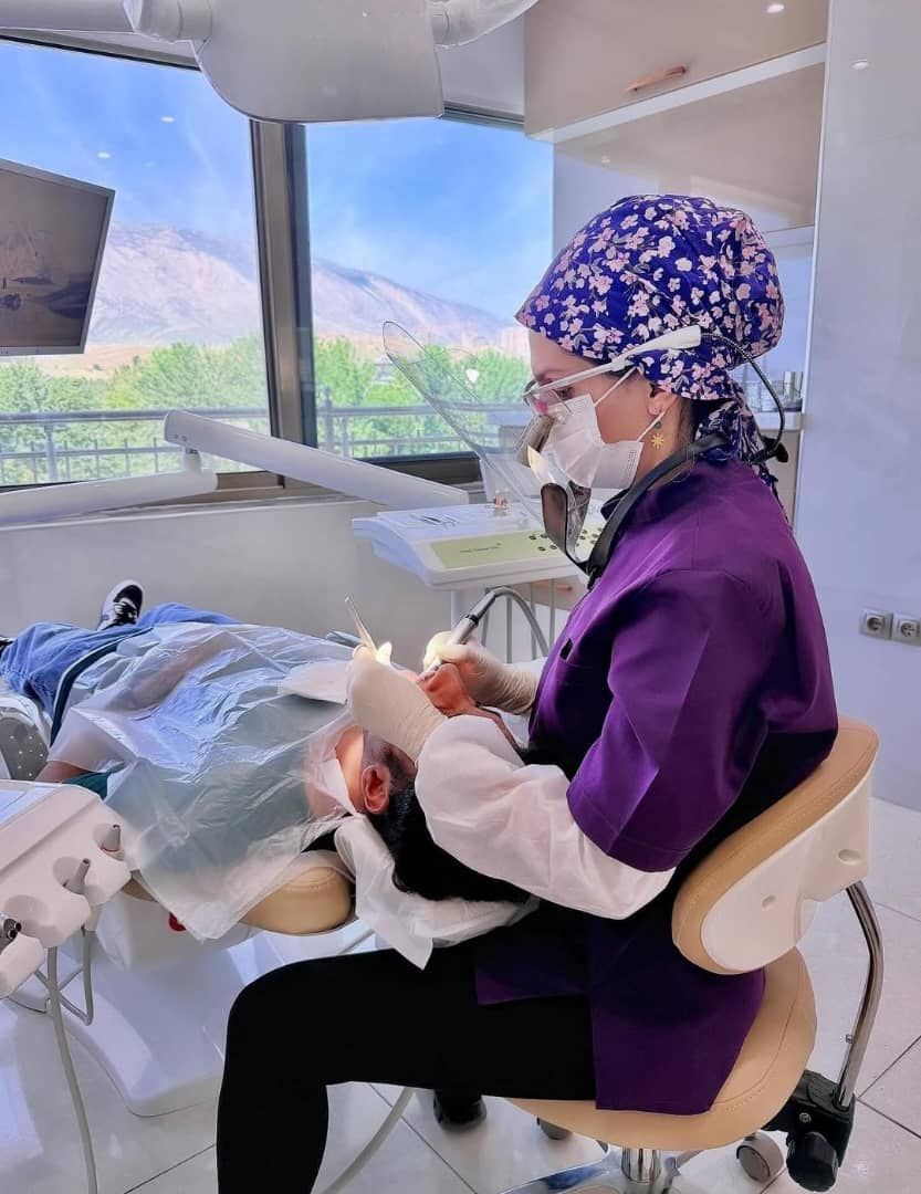 جرم گیری کامل دندان‌های دو فک با بروساژ