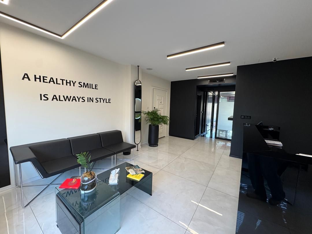 جرم گیری کامل دندان‌های دو فک با بروساژ