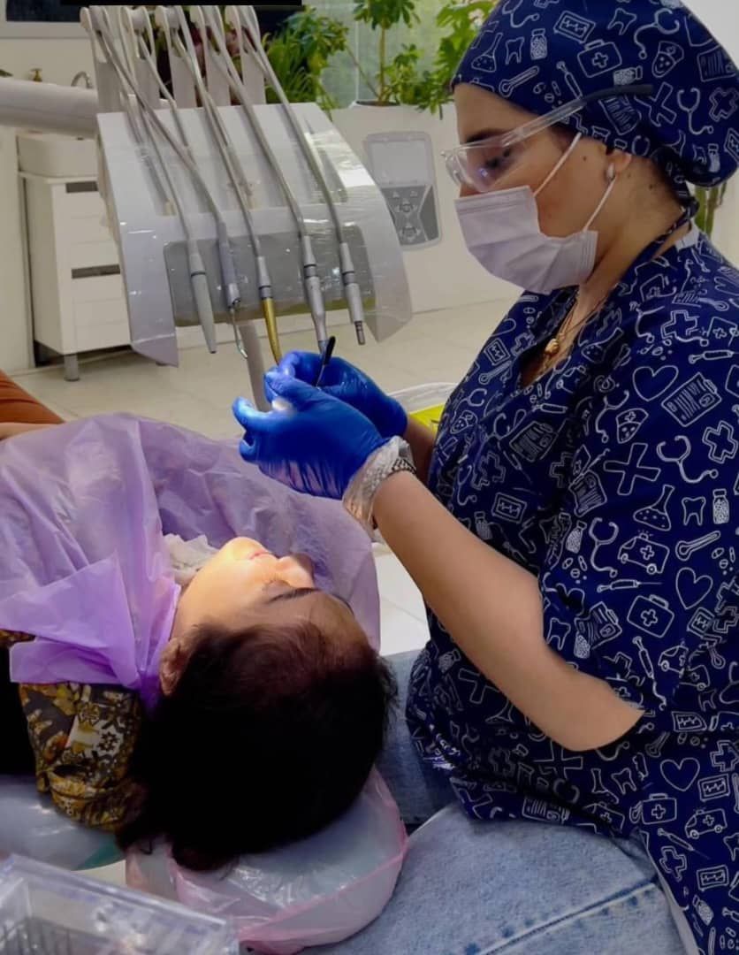 جرم گیری کامل دندان‌های دو فک با بروساژ🦷