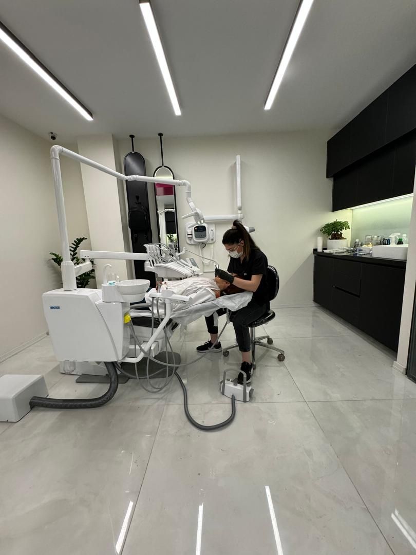 جرم گیری کامل دندان‌های دو فک با بروساژ