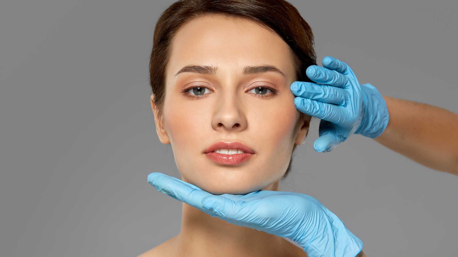جوانسازی صورت با اگزوزوم تراپی و مزونیدلینگ