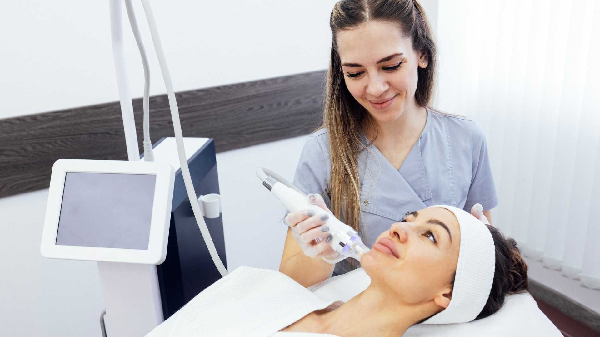 لیزر حذف کک و مک با دستگاه لیزر کربن هلیوس (هر جلسه)