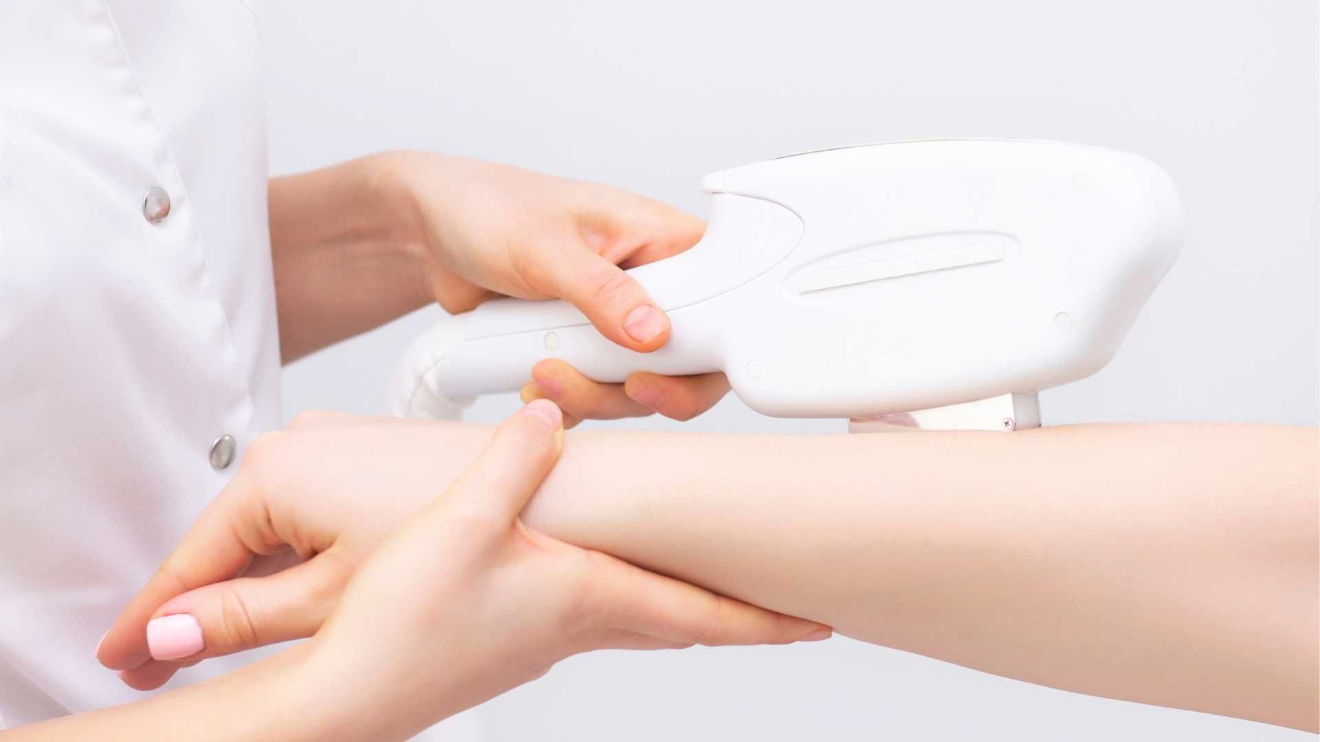 لیزر موهای زائد خانم ها (ساق پا، ساعد دست، بیکینی، زیر بغل ، صورت) با دستگاه الکساندرایت سایناشور
