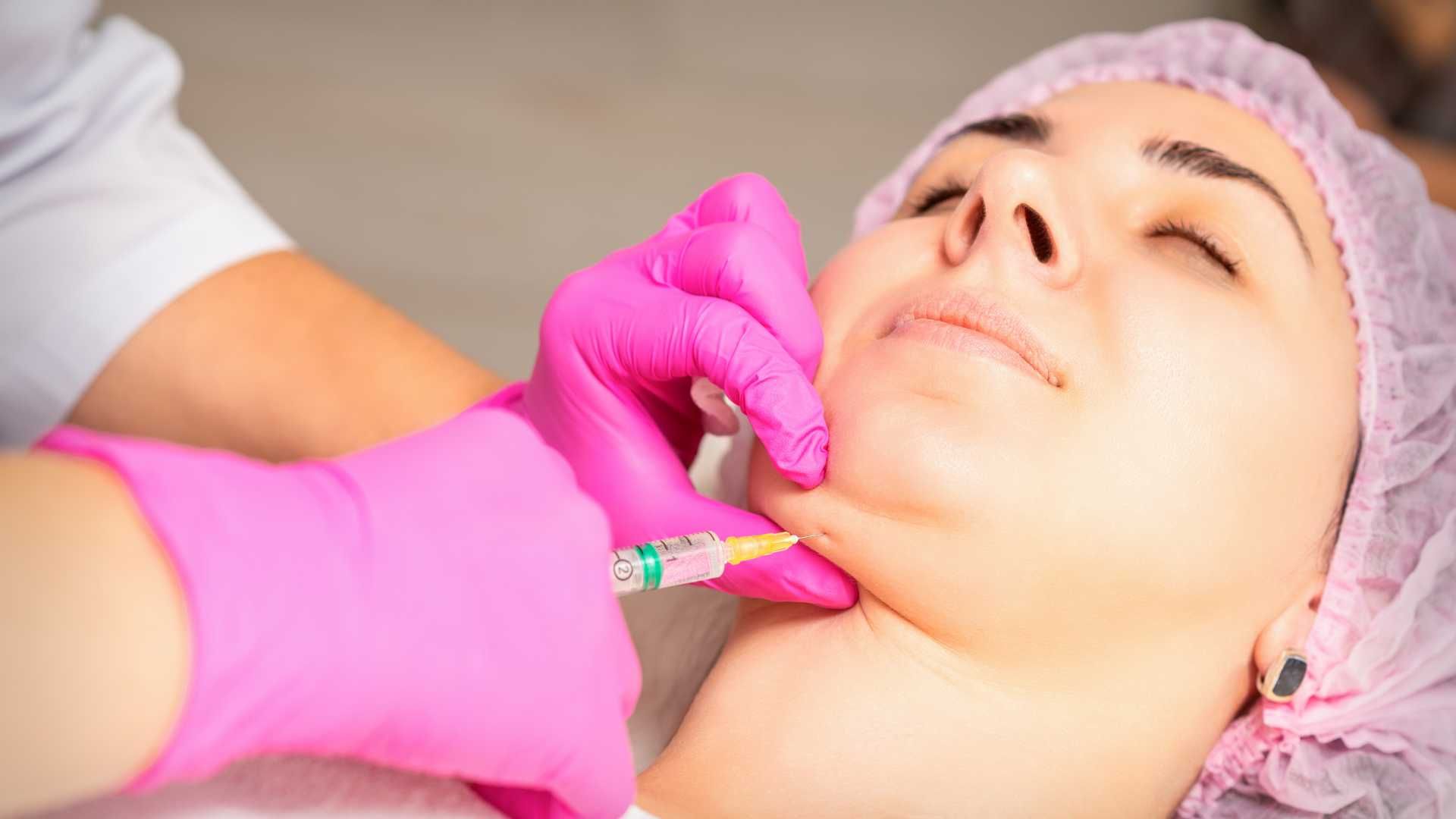مزوتراپی چربی سوز غبغب با کوکتل مزولایک و میکرونیدلینگ